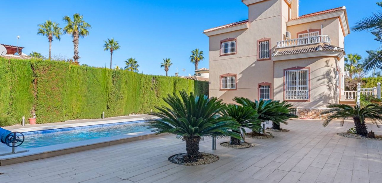 Sale - Detached Villa -
Ciudad Quesada - Doña Pepa