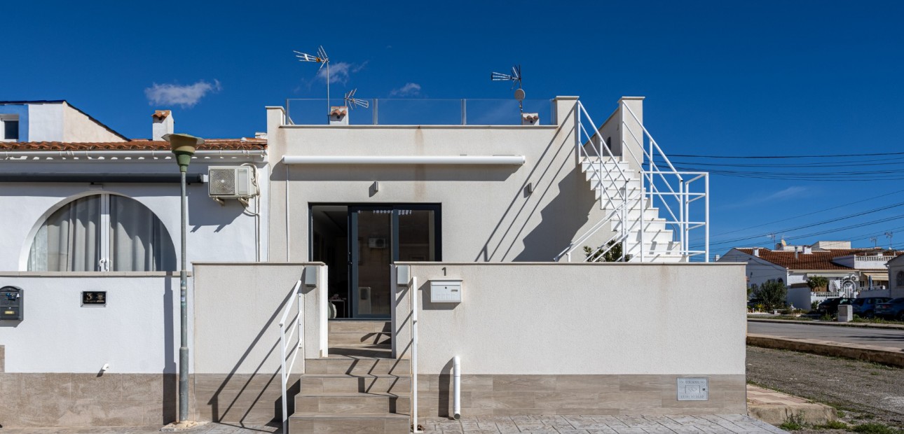 Sale - Townhouse -
Torrevieja - Urbanización San Luis