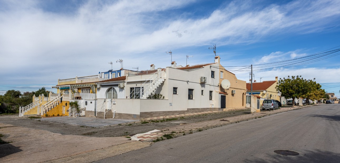 Sale - Townhouse -
Torrevieja - Urbanización San Luis