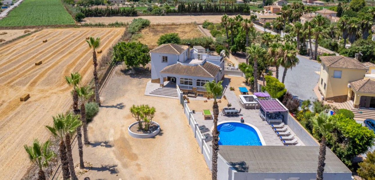 Venta - Finca / Country Property -
Catral
