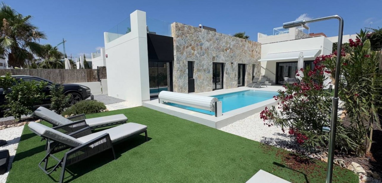 Sale - Villa -
Algorfa - La Finca Golf Resort