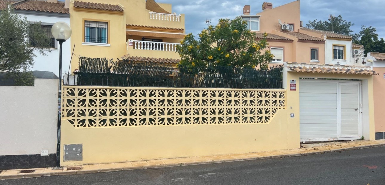 Sale - Villa -
Torrevieja - Playa del cura