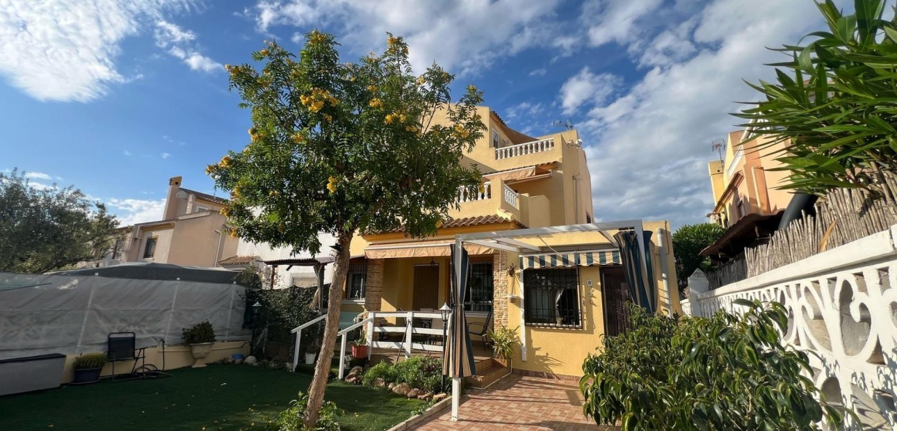 Sale - Villa -
Torrevieja - Playa del cura