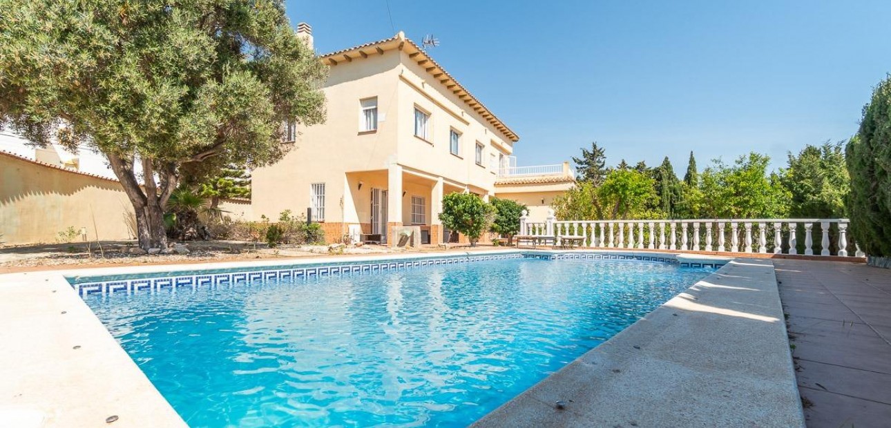 Sale - Villa -
Torrevieja - La Mata