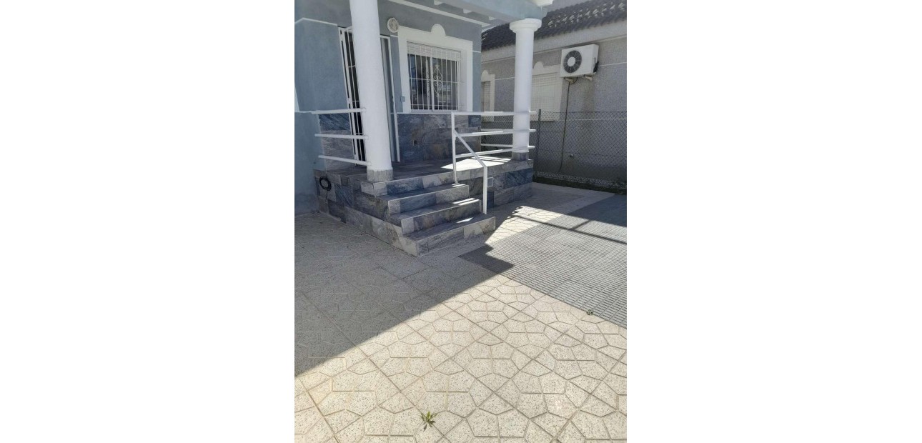 Herverkoop - Villa -
Torrevieja - La Siesta - El Salado - Torreta