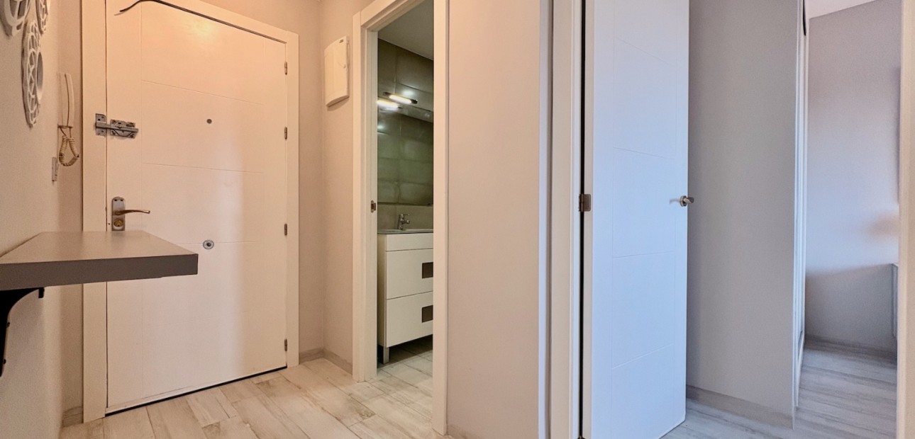 Verhuur - Appartement / flat -
Torrevieja - Punta prima