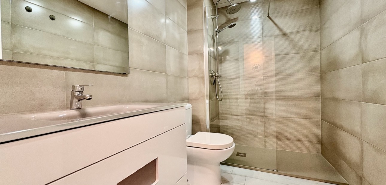 Verhuur - Appartement / flat -
Torrevieja - Punta prima