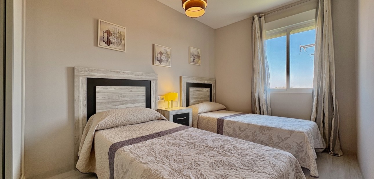 Verhuur - Appartement / flat -
Torrevieja - Punta prima