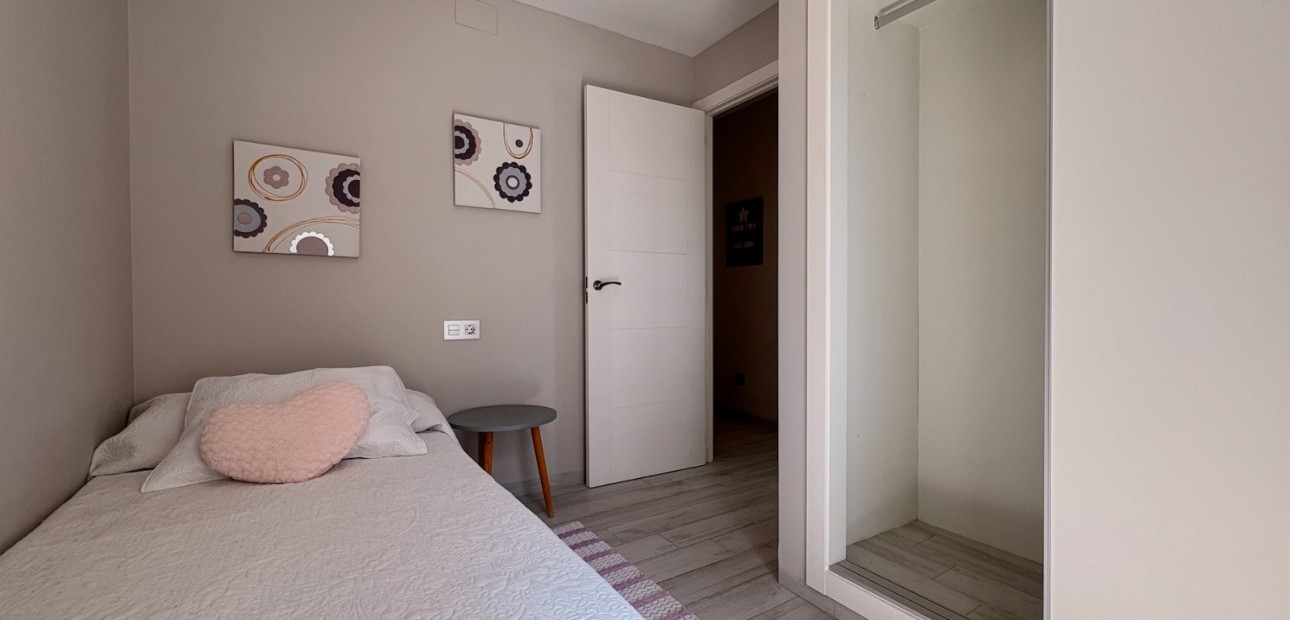 Verhuur - Appartement / flat -
Torrevieja - Punta prima