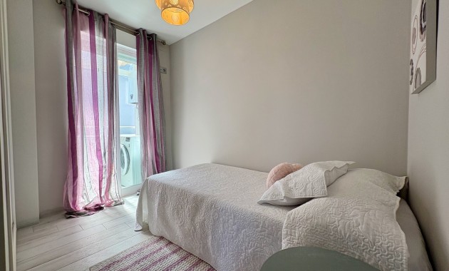 Verhuur - Appartement / flat -
Torrevieja - Punta prima