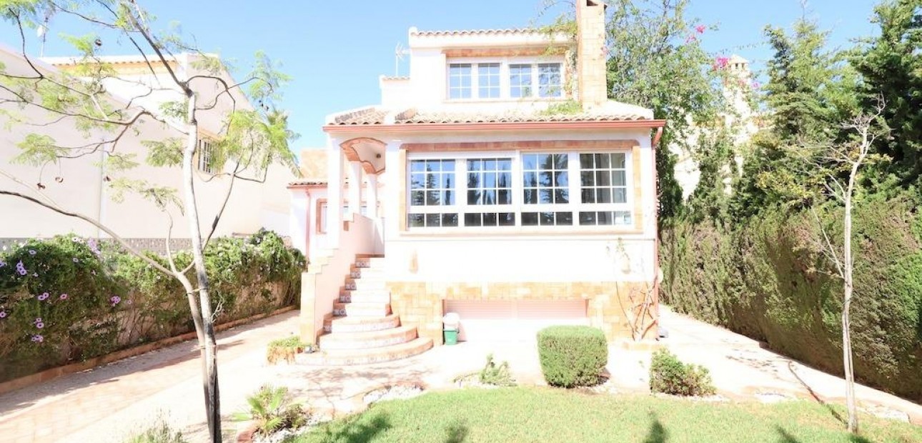 Herverkoop - Villa -
Orihuela Costa - Villamartin