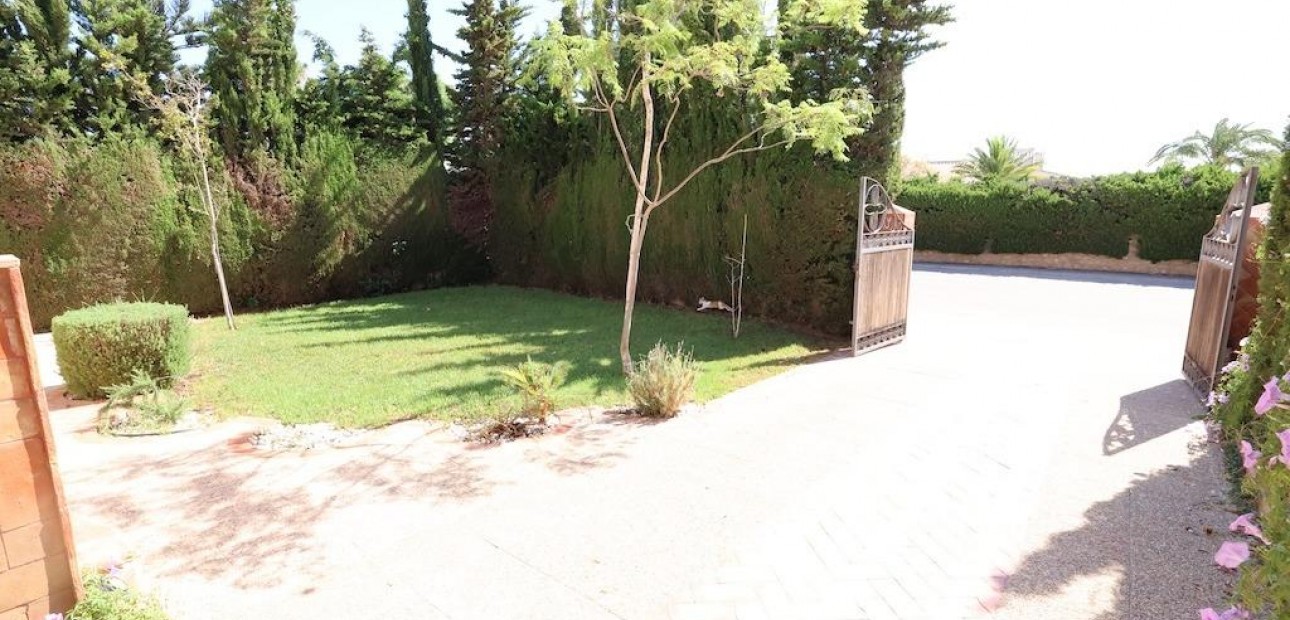 Herverkoop - Villa -
Orihuela Costa - Villamartin
