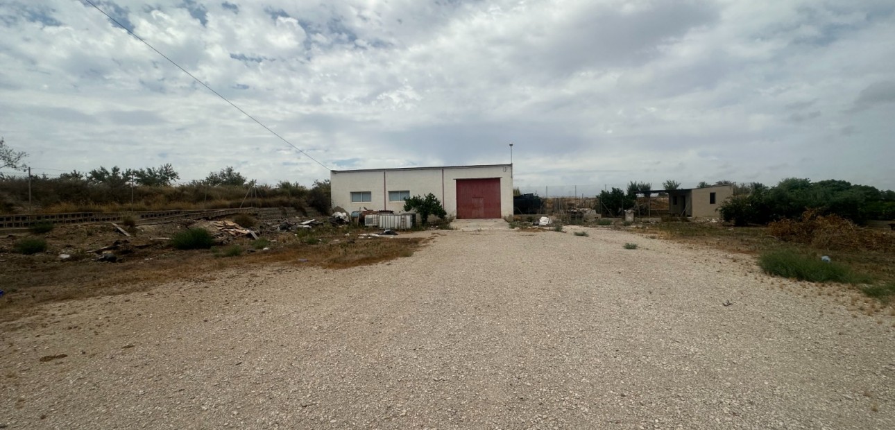 Herverkoop - Industrial unit -
Torremendo