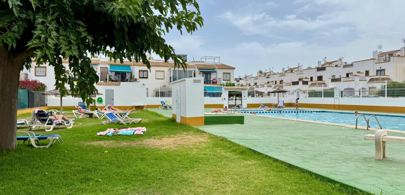 Sale - Terraced house -
Torrevieja - La Siesta - El Salado - Torreta