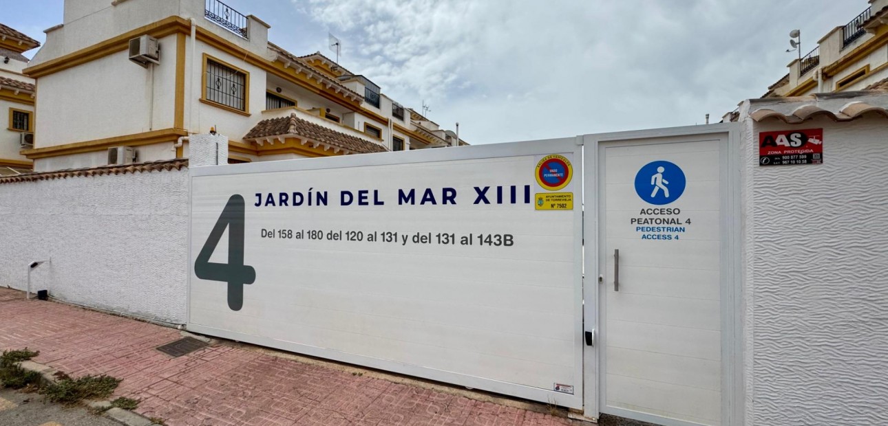 Sale - Terraced house -
Torrevieja - La Siesta - El Salado - Torreta