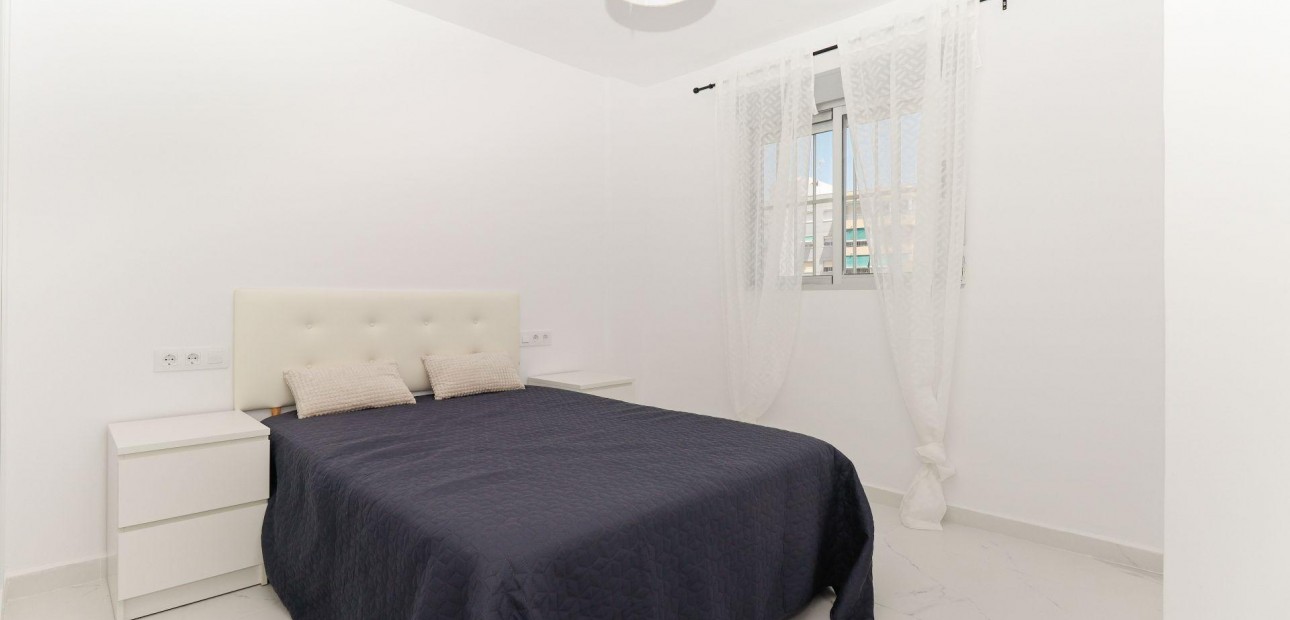 Sale - Apartment / flat -
Torrevieja - Punta prima