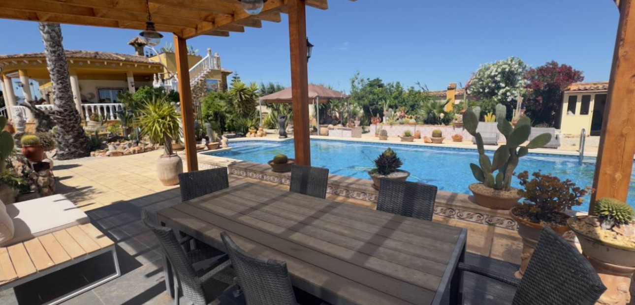 Venta - Finca / Country Property -
Catral