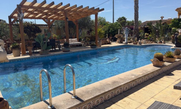 Venta - Finca / Country Property -
Catral
