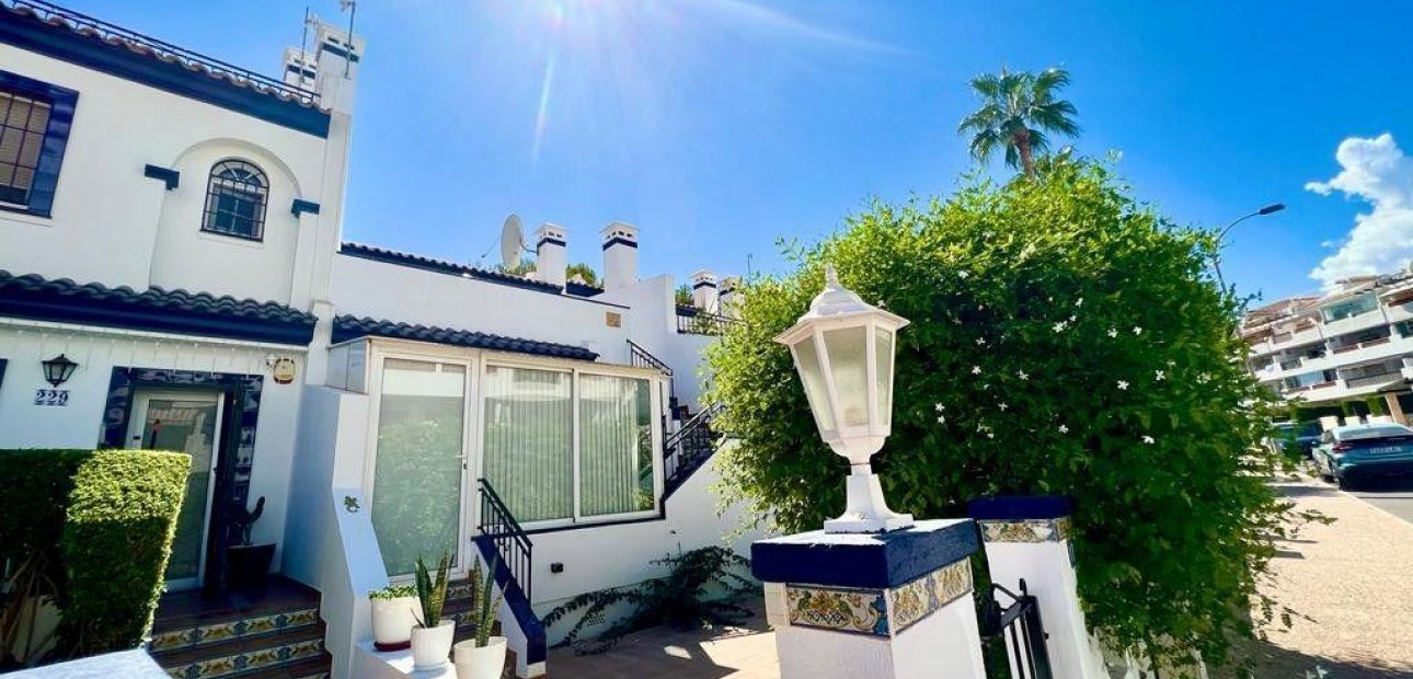Venta - Terraced house -
Orihuela Costa - Villamartín-Las Filipinas