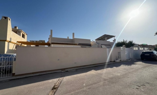 Sale - Villa -
Torrevieja - Aguas Nuevas