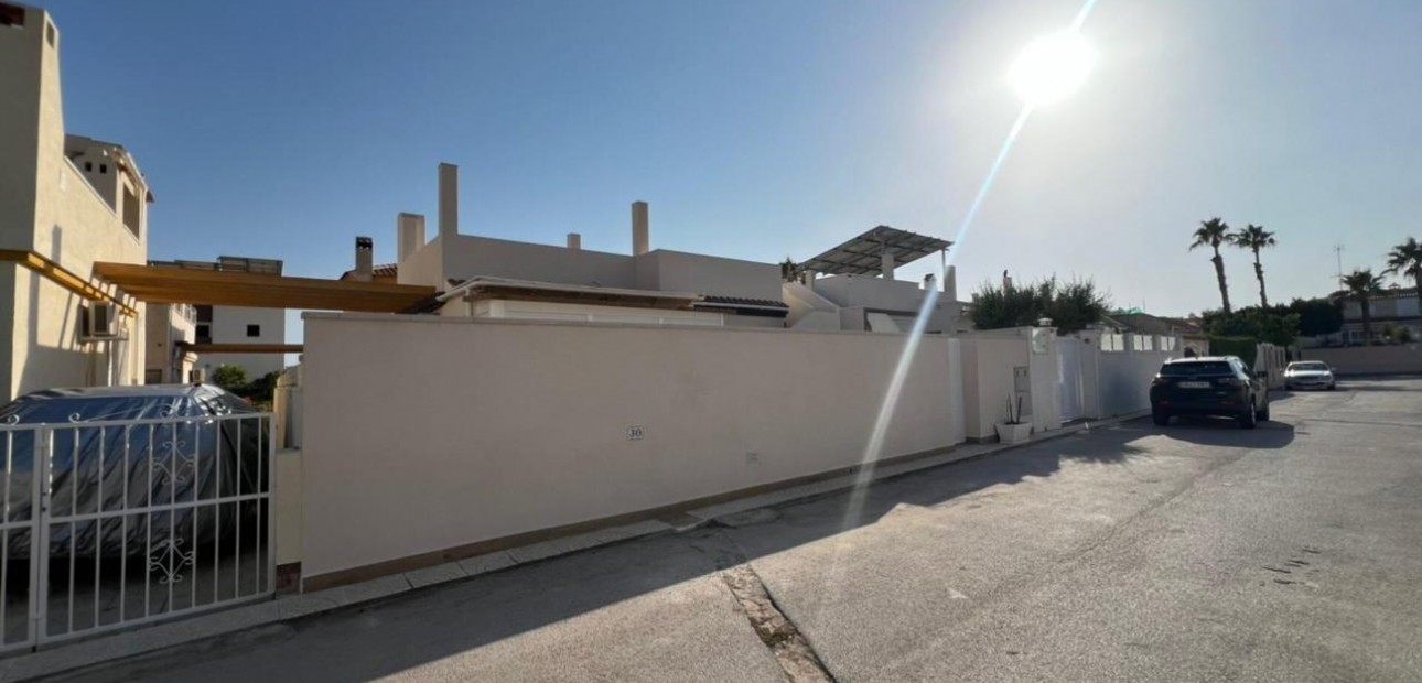 Sale - Villa -
Torrevieja - Aguas Nuevas