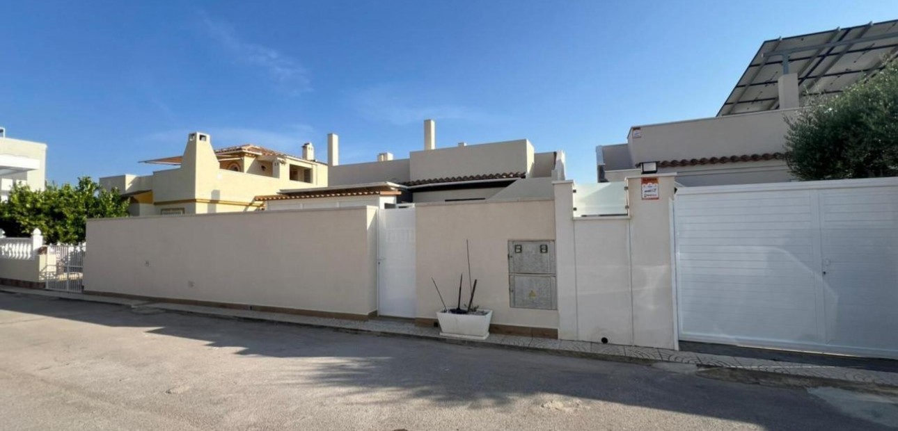 Sale - Villa -
Torrevieja - Aguas Nuevas