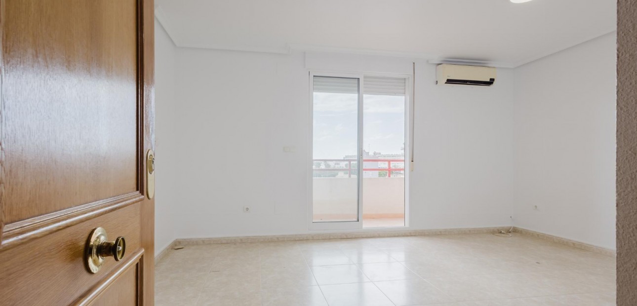 Sale - Apartment / flat -
Torrevieja - Playa de los locos
