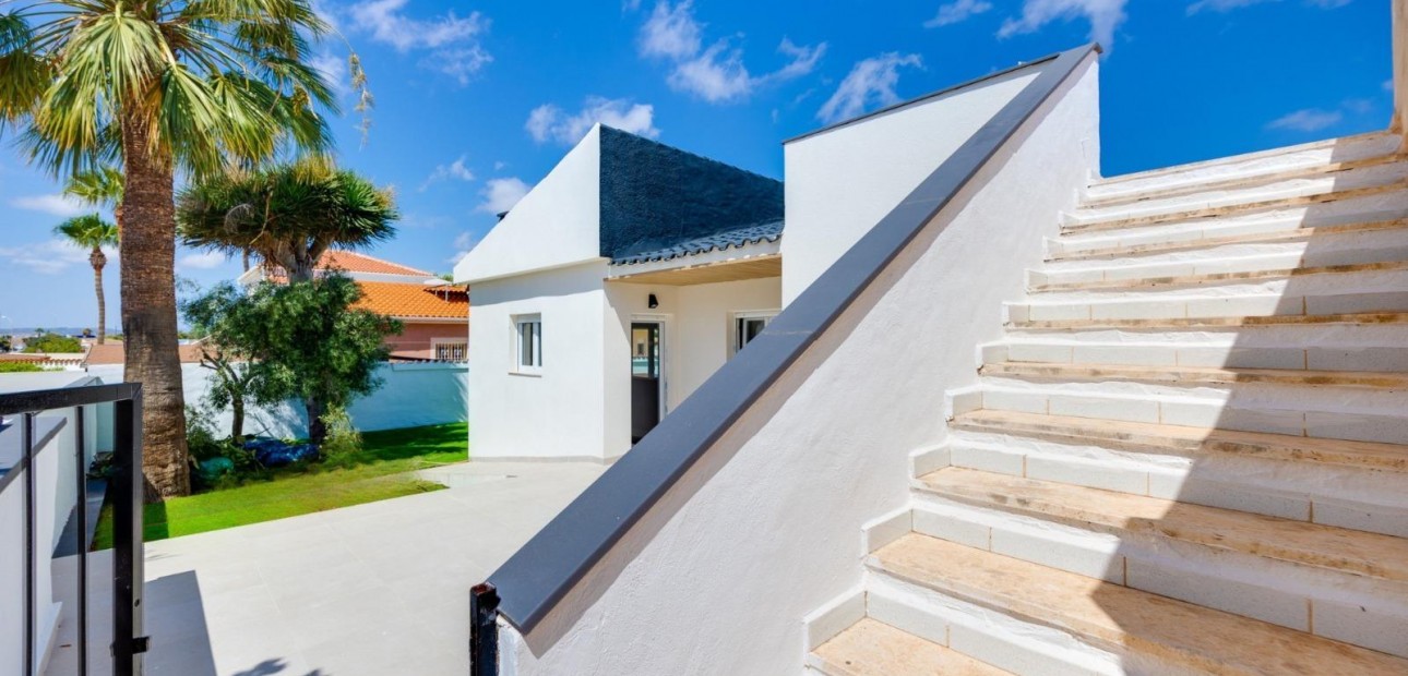 Sale - Villa -
Torrevieja - El limonar