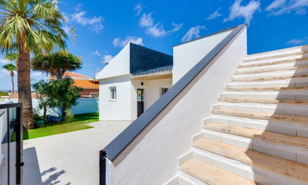 Sale - Villa -
Torrevieja - El limonar