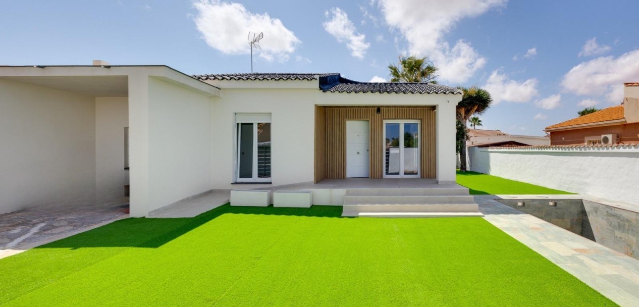 Sale - Villa -
Torrevieja - El limonar