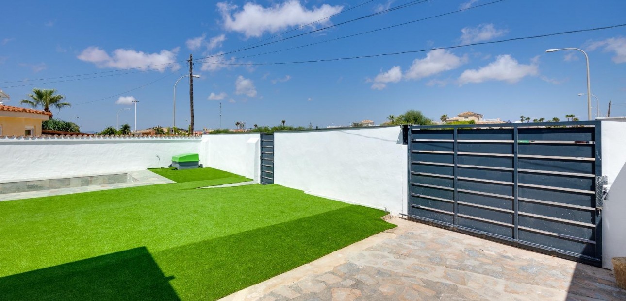 Sale - Villa -
Torrevieja - El limonar