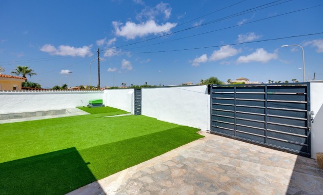 Sale - Villa -
Torrevieja - El limonar