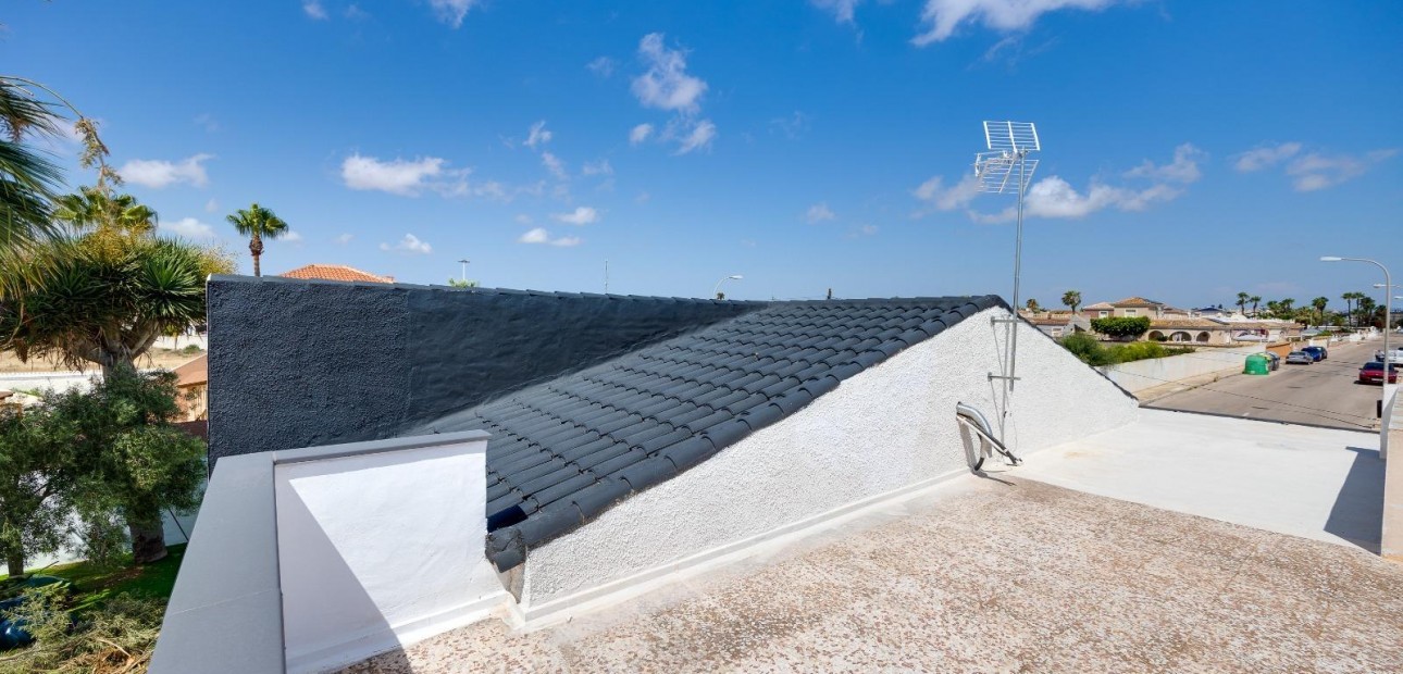 Sale - Villa -
Torrevieja - El limonar