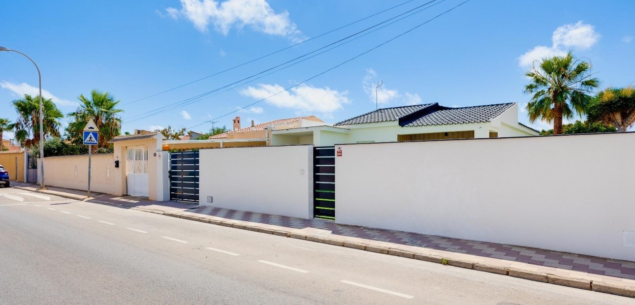 Sale - Villa -
Torrevieja - El limonar