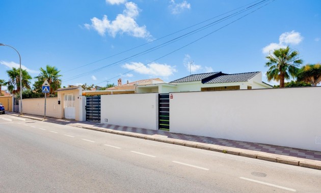 Sale - Villa -
Torrevieja - El limonar