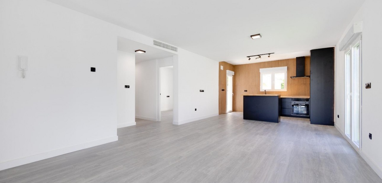 Sale - Villa -
Torrevieja - El limonar