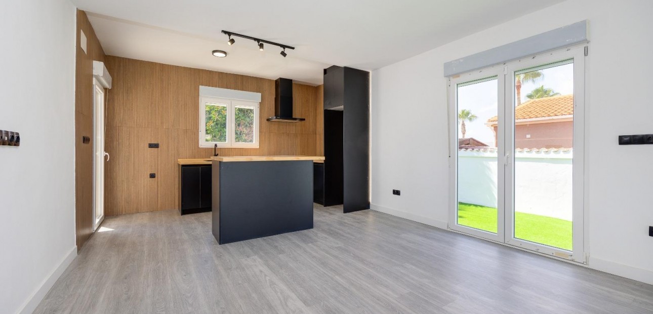 Sale - Villa -
Torrevieja - El limonar