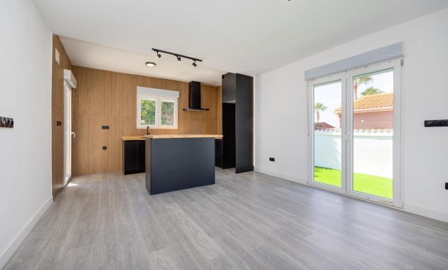 Sale - Villa -
Torrevieja - El limonar