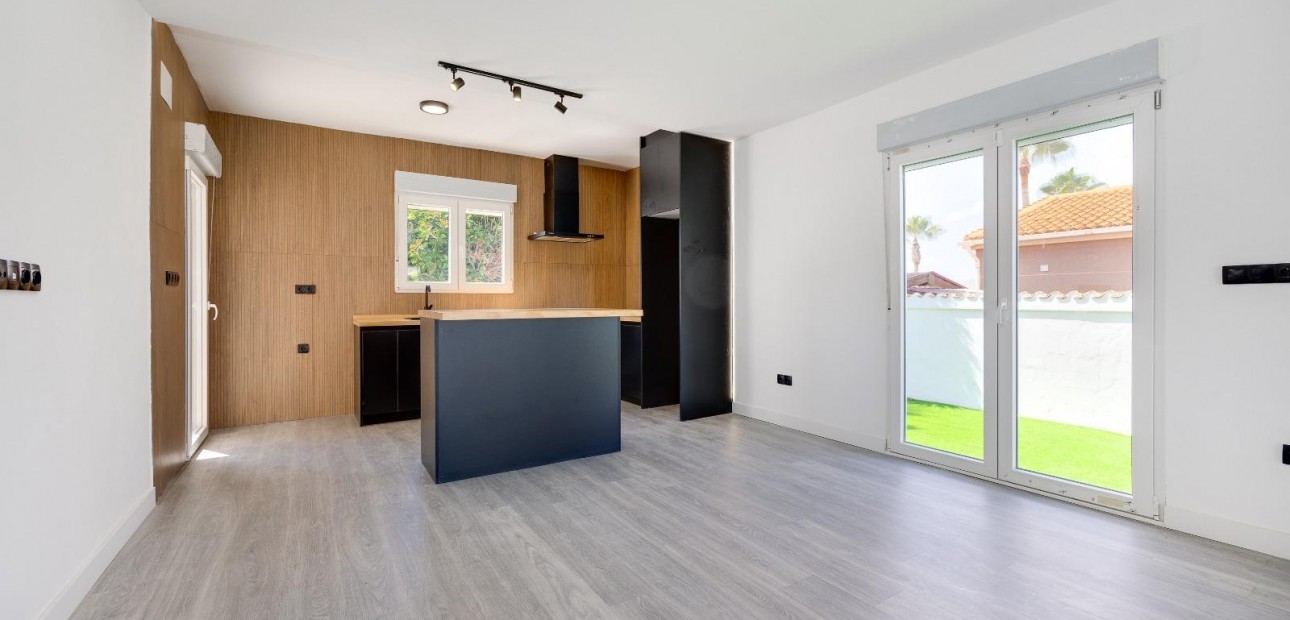 Sale - Villa -
Torrevieja - El limonar