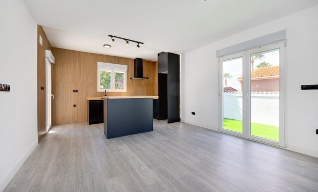 Sale - Villa -
Torrevieja - El limonar