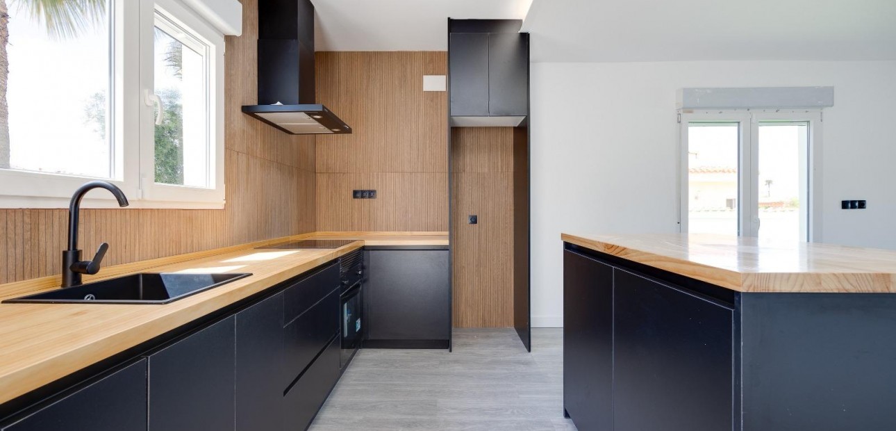 Sale - Villa -
Torrevieja - El limonar