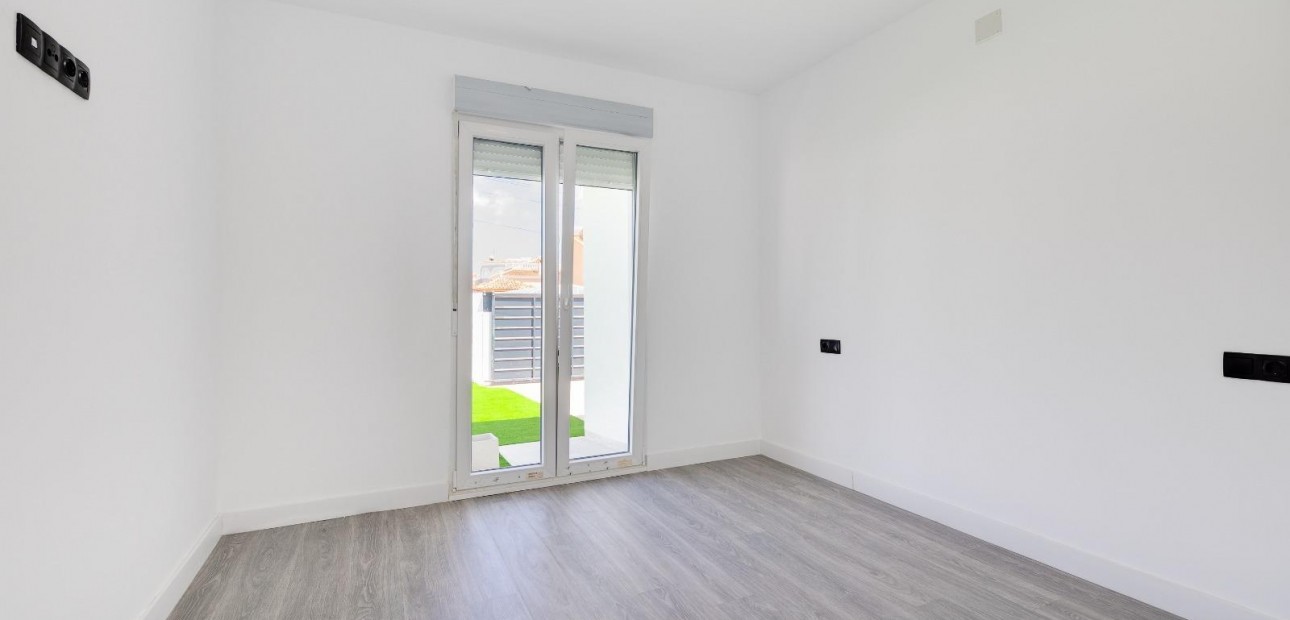 Sale - Villa -
Torrevieja - El limonar