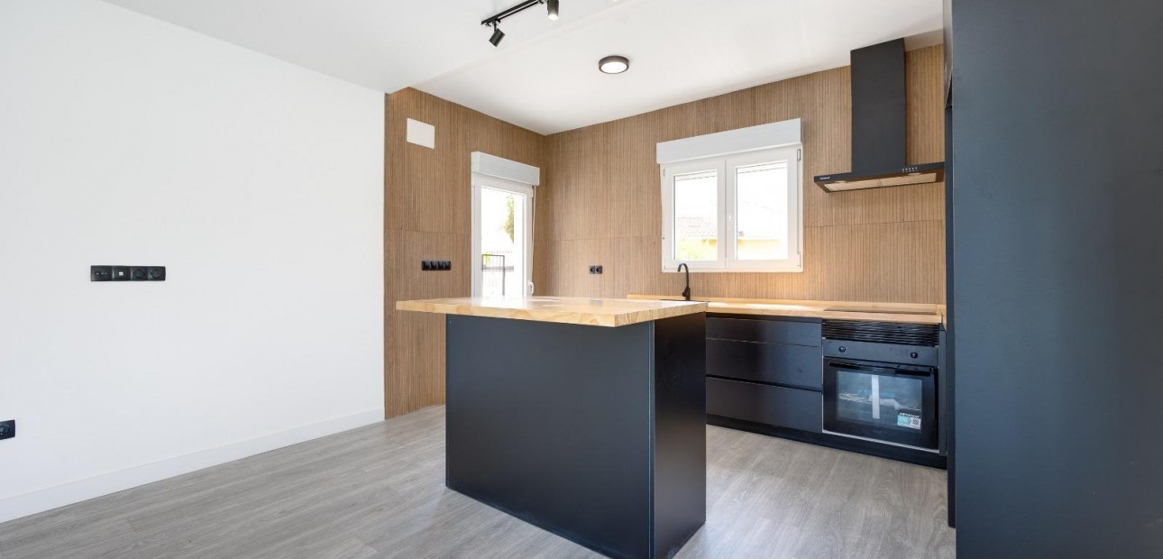 Sale - Villa -
Torrevieja - El limonar