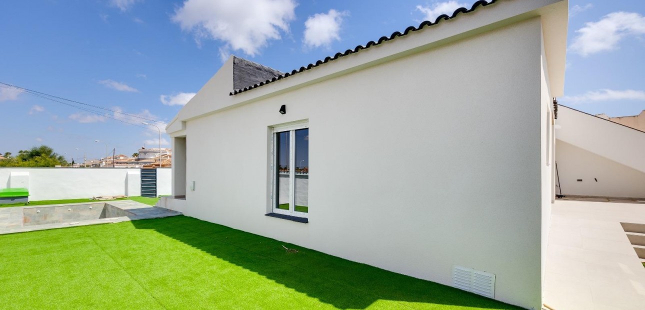 Sale - Villa -
Torrevieja - El limonar