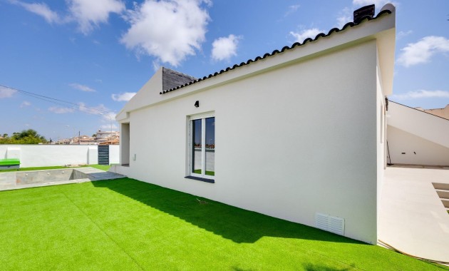 Sale - Villa -
Torrevieja - El limonar