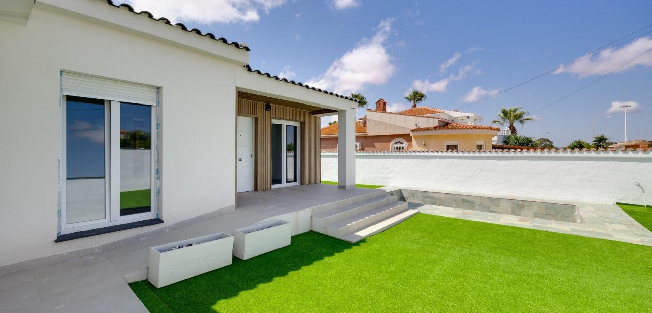 Sale - Villa -
Torrevieja - El limonar