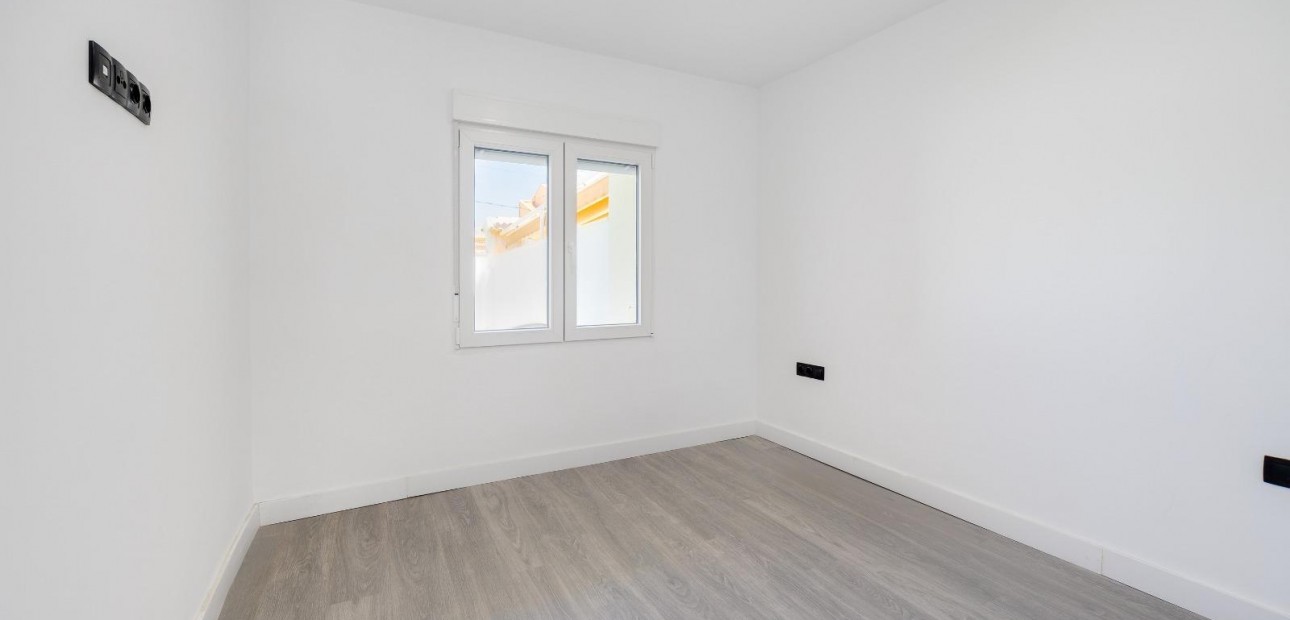 Sale - Villa -
Torrevieja - El limonar