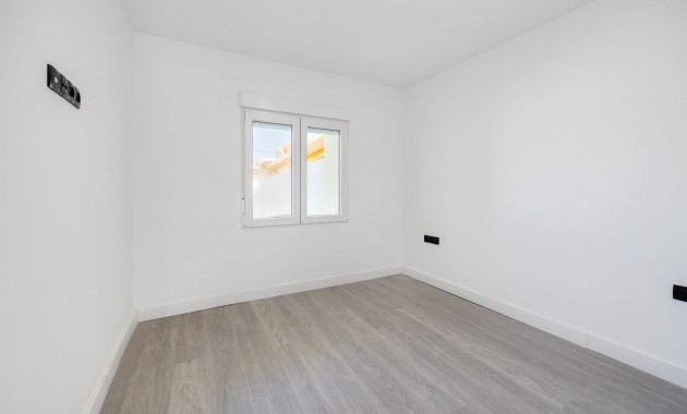 Sale - Villa -
Torrevieja - El limonar