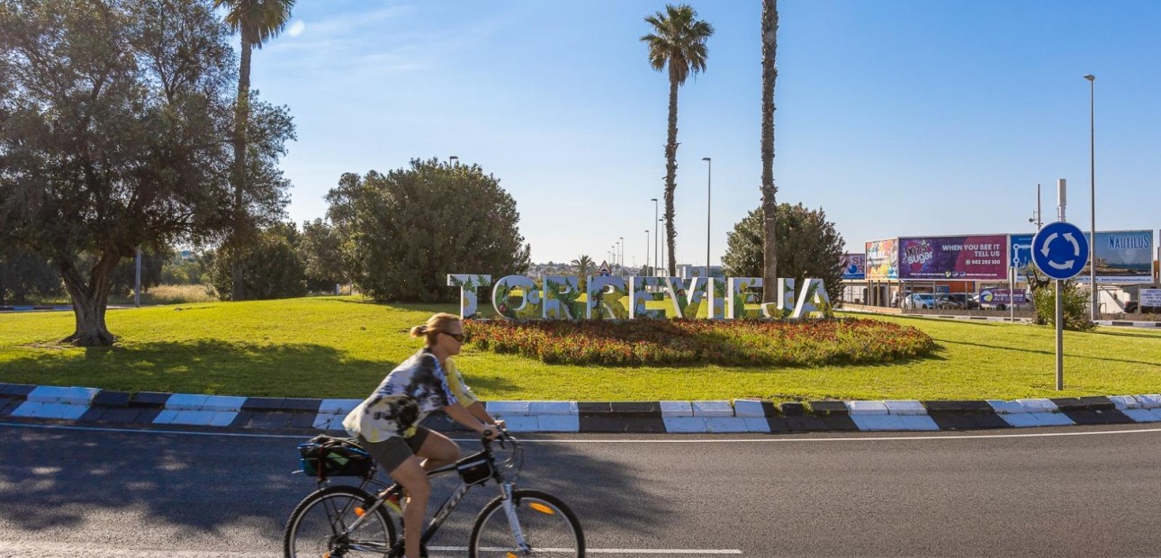 Sale - Villa -
Torrevieja - El limonar