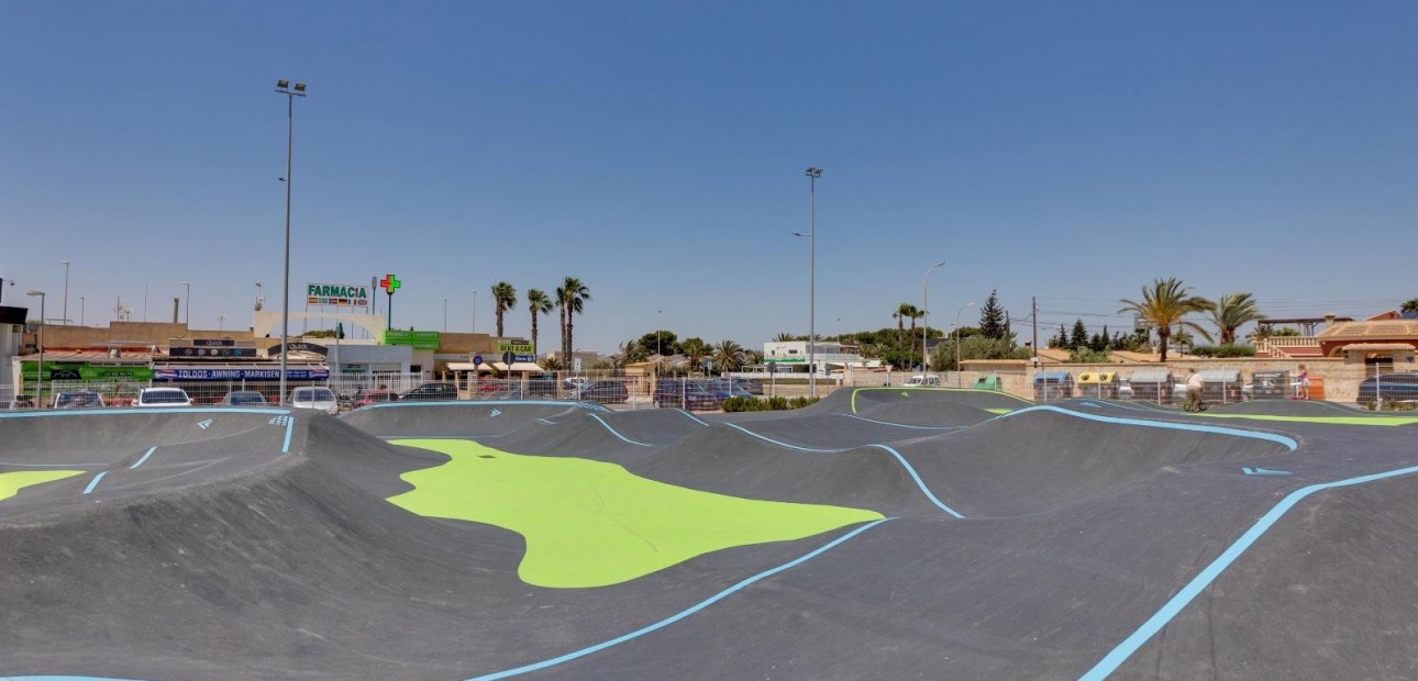 Sale - Villa -
Torrevieja - El limonar